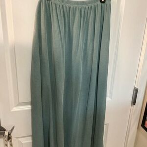 3X light green poly/rayon skirt